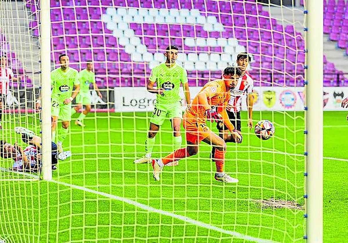 Luzzi está a punto de marcar el tercer gol de la SDL.