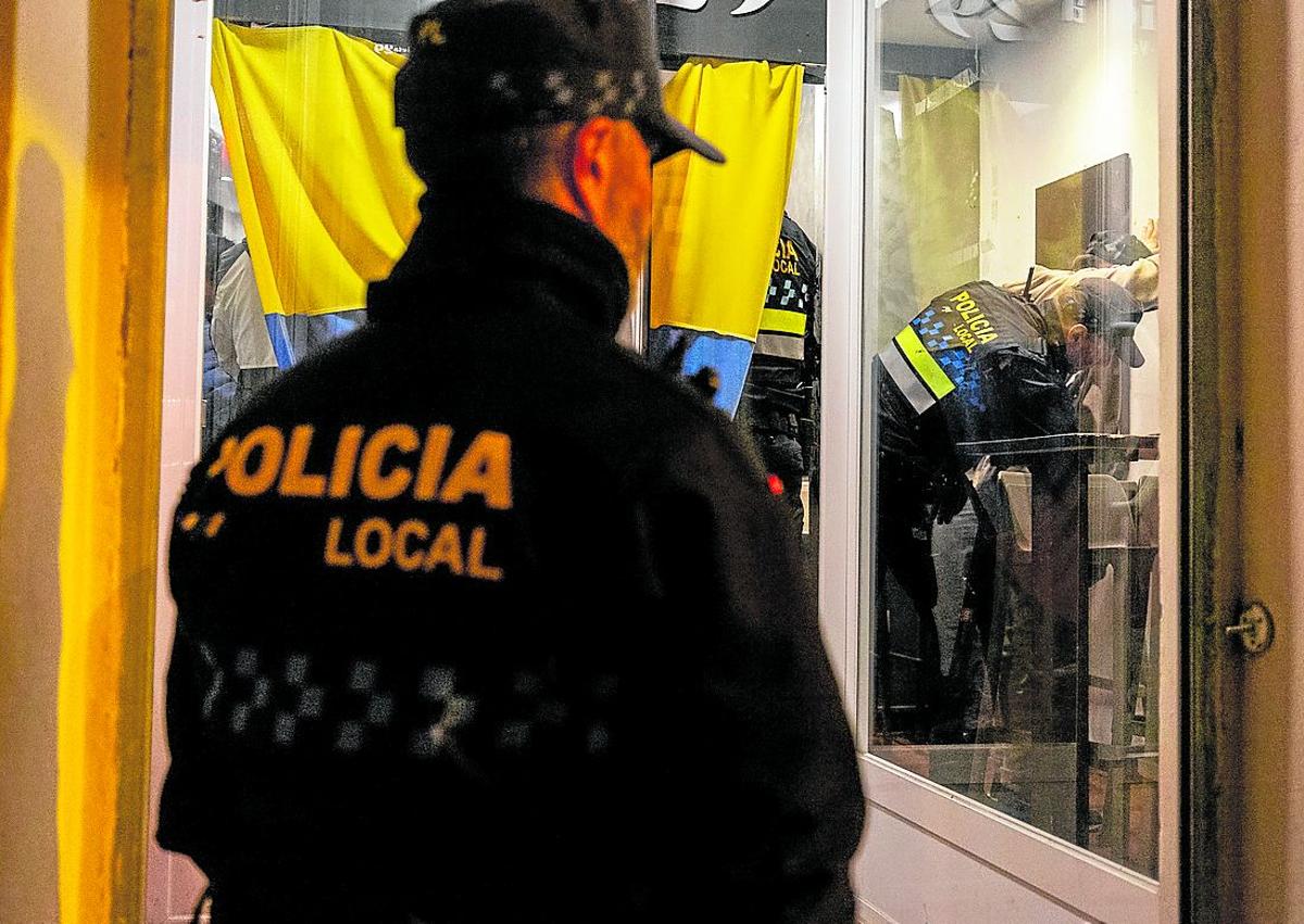 Imagen secundaria 1 - Distintas intervenciones. Arriba redada en un bar. A la dcha., control en la calle Chile. Izquierda, Los agentes de la Policía Local cachean a los clientes de un bar en un operativo conjunto con la Policía Nacional.