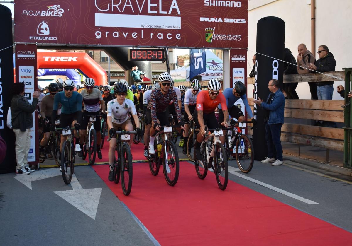 Salida de la carrera competitiva de la GravELA de Rincón de Soto con el podio masculino y la primera mujer en cabeza.