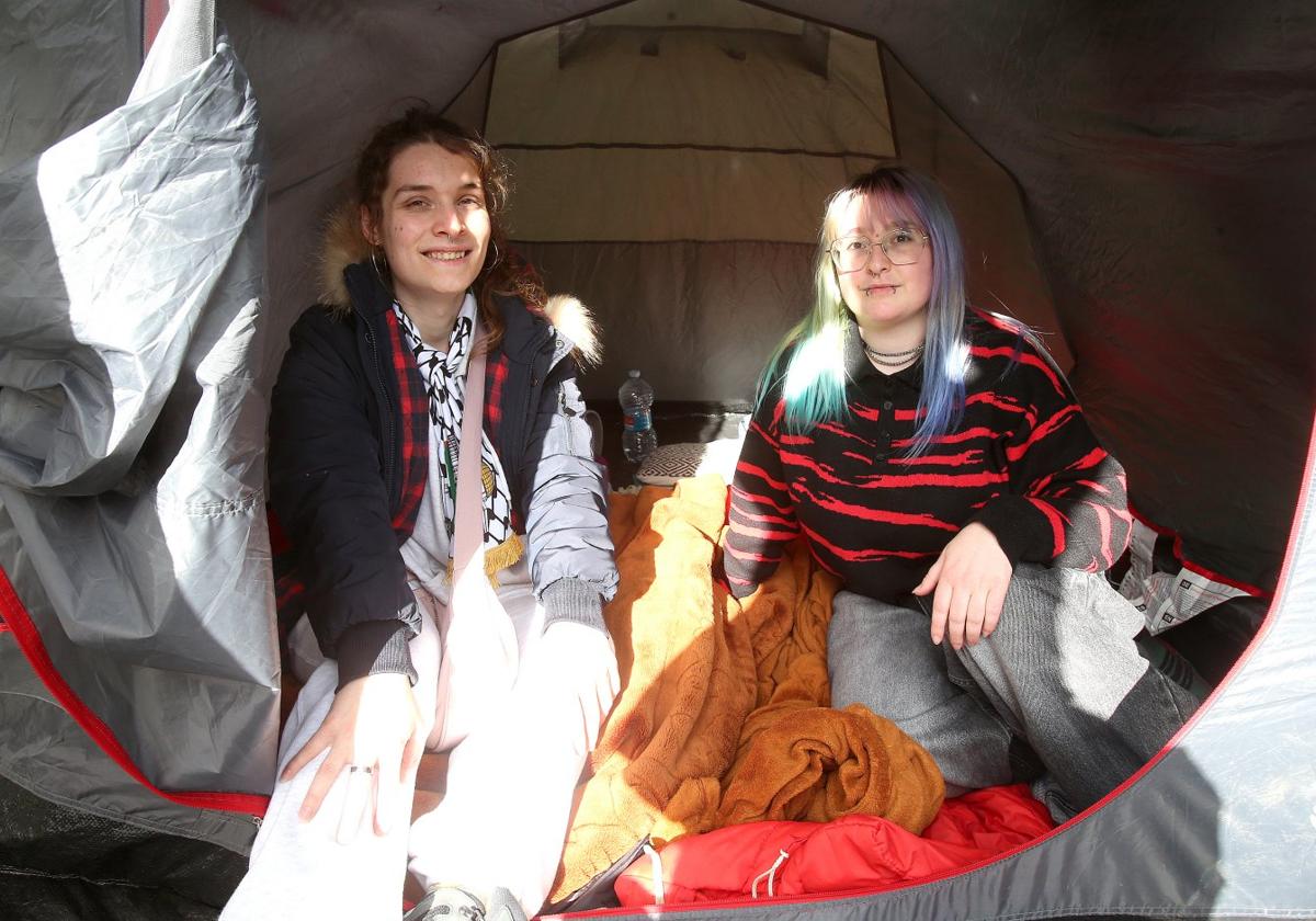 Aroa Villoslada y Nuria Rocandio posan en su tienda de la acampada a favor del pueblo palestino en el campus de la Universidad de La Rioja.