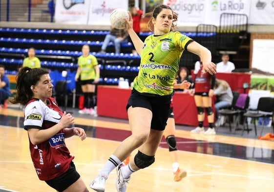 Taty Lozano se eleva para marcar un tanto con la camiseta del Sporting el día del ascenso.