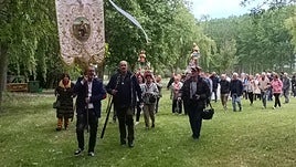 La procesión de ayer, con las imágenes de Nuestra Señora de Las Abejas y San Isidro.