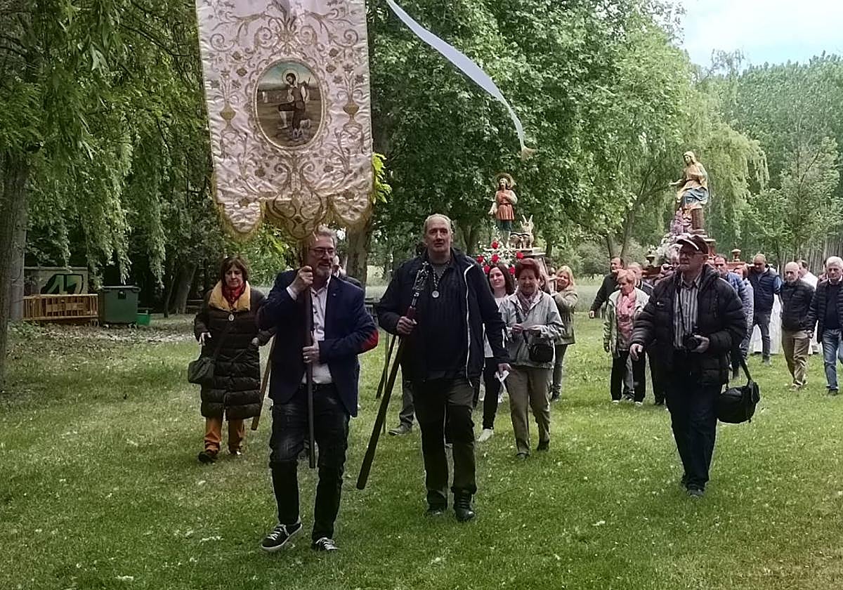 La procesión de ayer, con las imágenes de Nuestra Señora de Las Abejas y San Isidro.