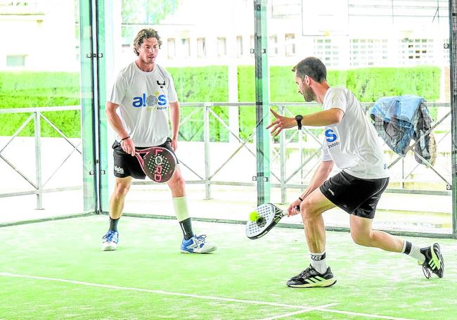 Jorge Martínez devuelve la bola.