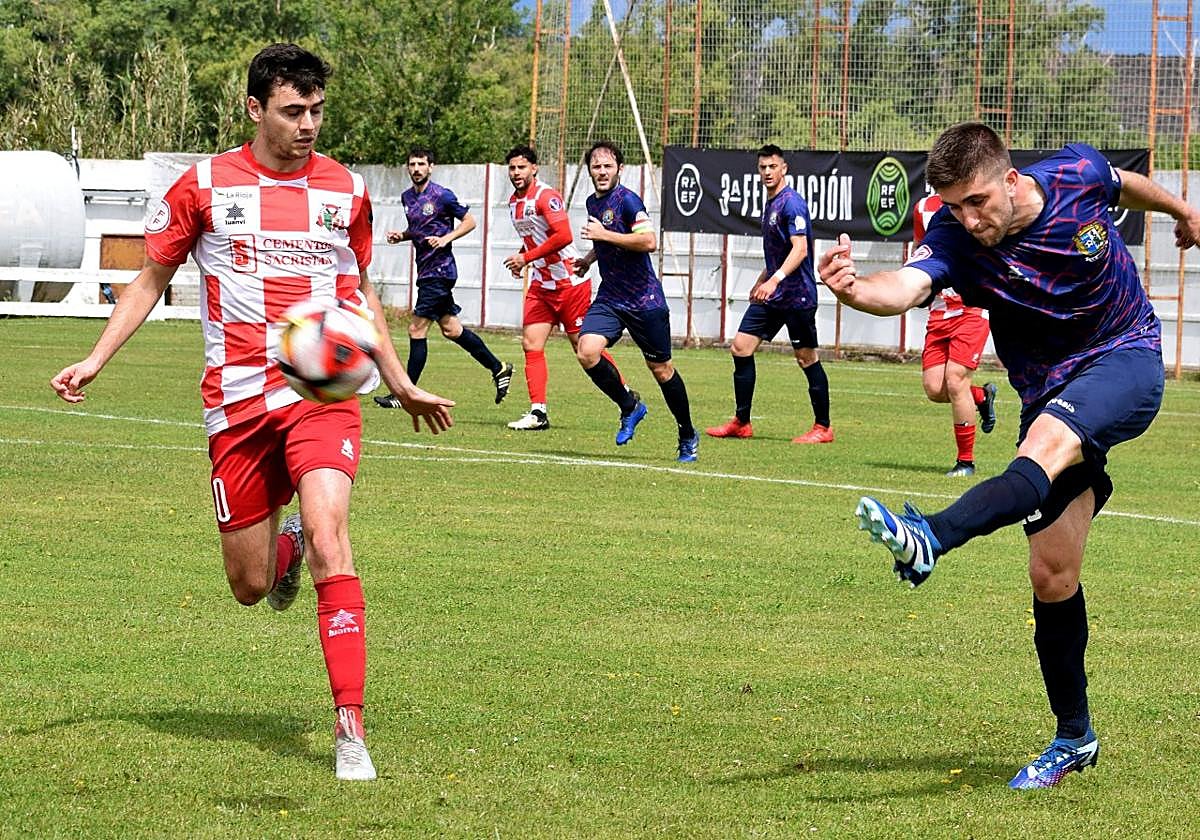 Joel Barcina despeja el balón frente a Sergio Benito, del Varea, durante el partido de ida disputado el pasado fin de semana en el Ángel Aguado.