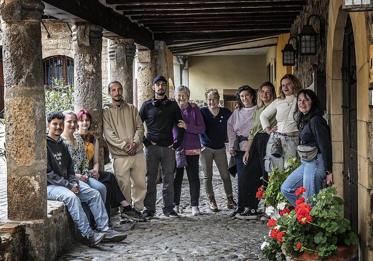 Marco, Nathalie, Larissa, Karl, Tamilo, Raquel Ramírez, Fabi Pérez, Matilde Ballesteros, Lara, Jana y Bahia posan en Nalda.