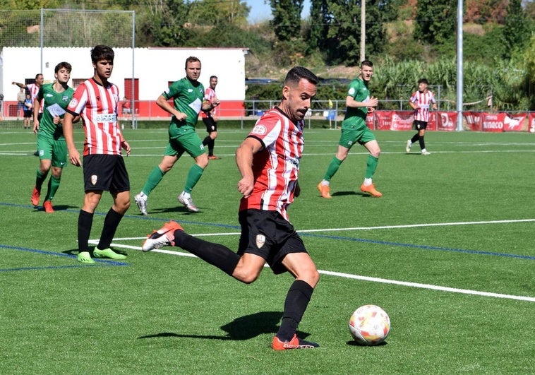 El delantero de la UDLogroñés, Asier Goti, golpea a la pelota con la derecha en un partido de pretemporada.