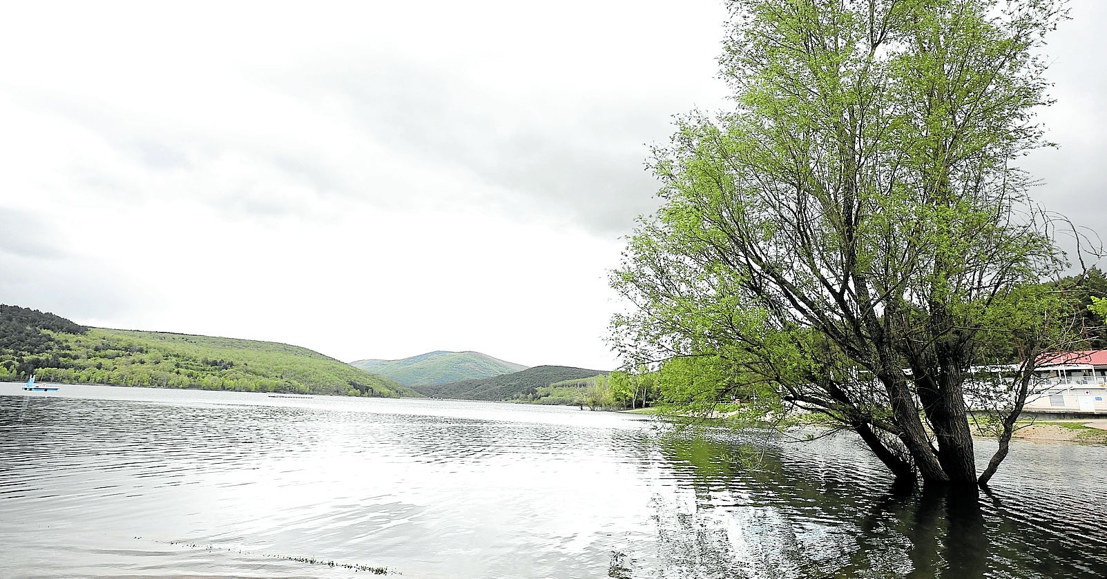 Imagen después - Izquierda: Imagen del González Lacasa de mayo de 2023, con 12 hectómetros cúbicos menos de agua. A la derecha, en mayo de 2024, imagen del González Lacasa, con el Club Náutico,