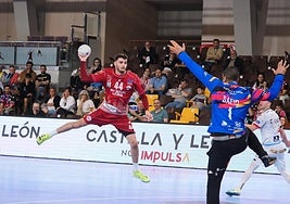 Palomino marca uno de sus cinco goles en León.