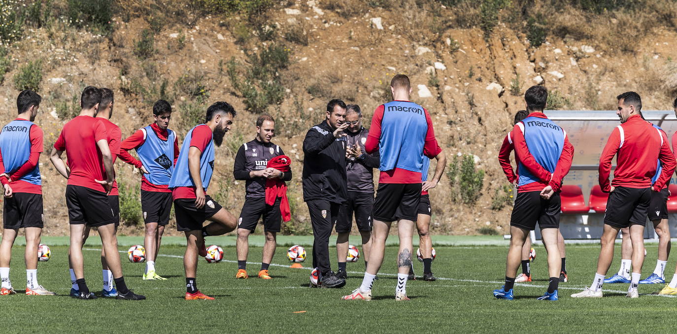 Charla. Diego Martínez habla a sus jugadores durante una sesión. Ayer trabajaron por la mañana en Valdegastea