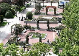 Rosaleda en El Espolón logroñés, con el primer parterre, el dedicado a Michael Adam, en primer término.