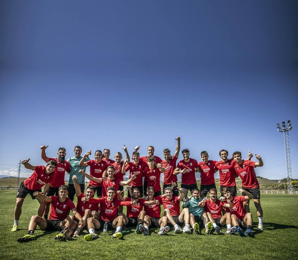 La plantilla de la UD Logroñés, tras acabar el entrenamiento este viernes en la Ciudad Deportiva y antes de emprender, hoy, rumbo a Marbella.