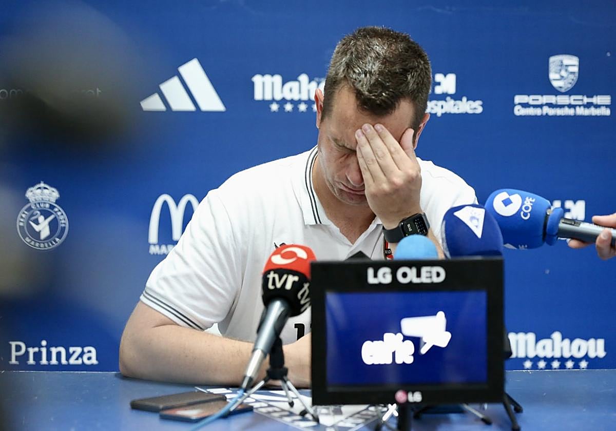 Diego Martínez, pensativo en la rueda de prensa.