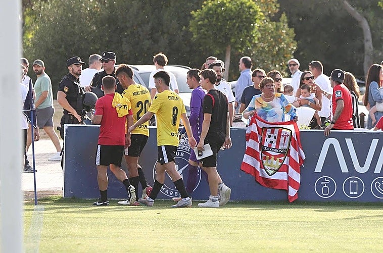 Arias, Codina, Urcelay y Royo abandonan el campo rumbo a vestuarios