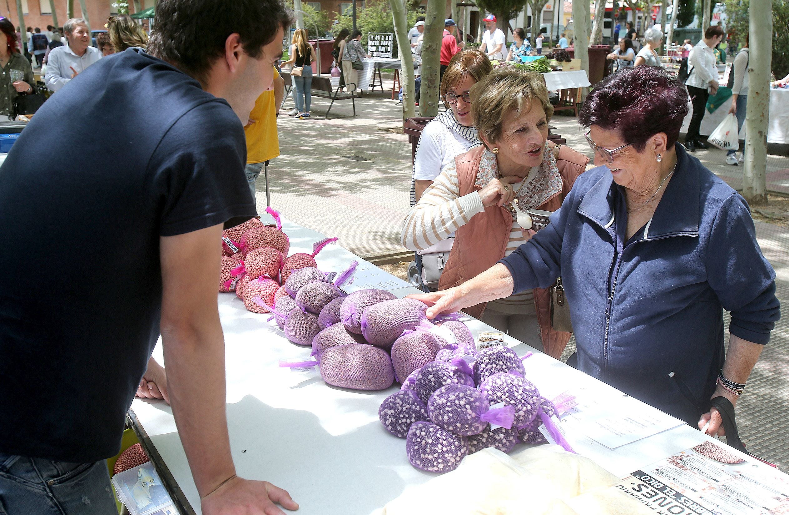 Unas vecinas, ante un puesto de legumbres