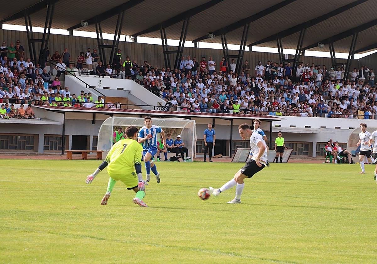 Arturo firmó en un cara a cara ante Iván el empate a uno tras una asistencia entre líneas de Martínez.