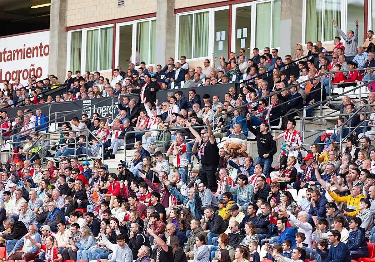 Aspecto de la grada de preferencia en el UDL-Guijuelo.