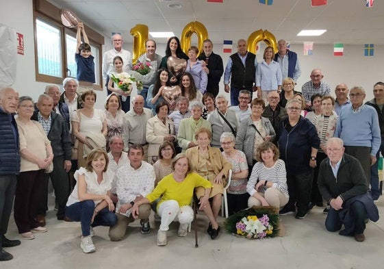 La familia posa al completo en el cumpleaños de Pepa.