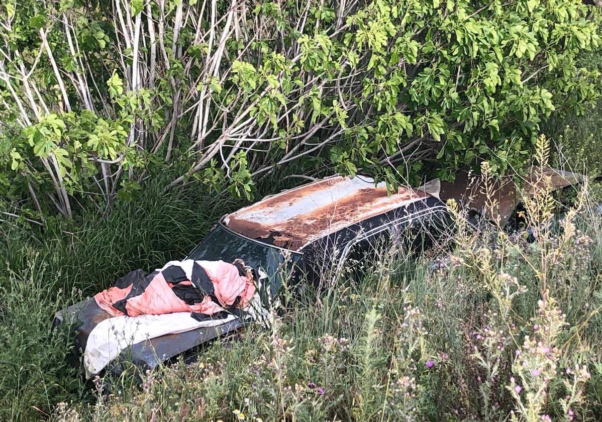 Un coche abandonado en pleno campo a las afueras de Varea pasa desapercibido... hasta ahora