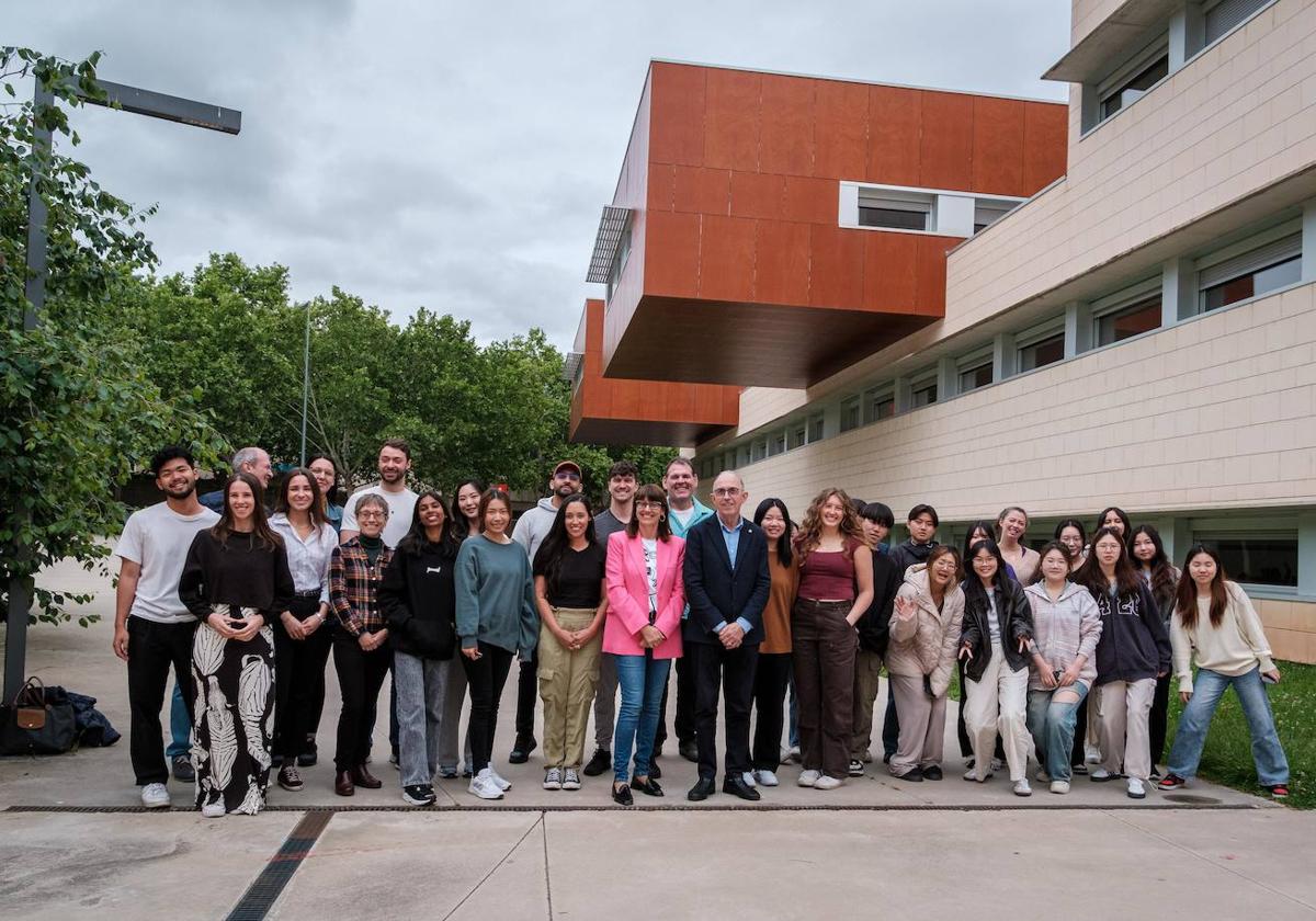 Foto de familia de los estudiantes del Curso de Lengua y Cultura Española para Extranjeros de la UR.