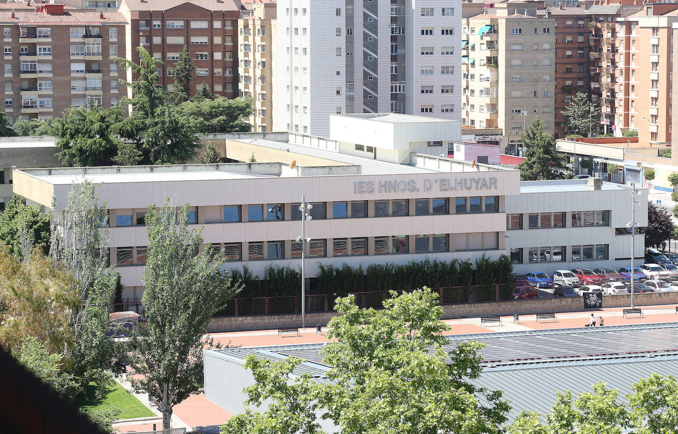 El IES D'Elhuyar, en el mismo barrio, también contará con su 'planta' fotovoltaica en la cubierta.