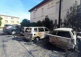 Los tres vehículos tras el fuego.