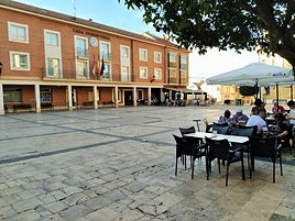 Las terrazas de dos bares en la plaza de España de Lardero, donde también se encuentra el Ayuntamiento.