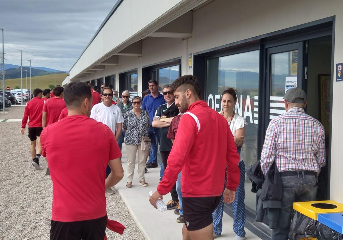 Jugadores y afición se cruzan en la Ciudad Deportiva.