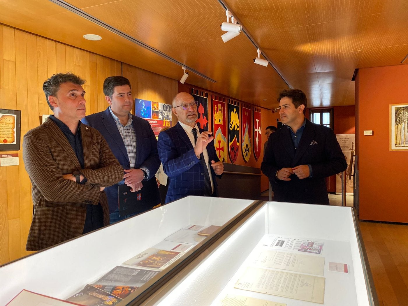 Diversas autoridades asistieron a la presentación de la exposición ayer viernes en Logroño.