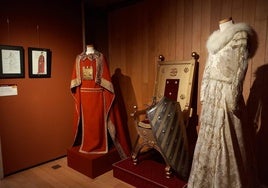 Detalle del Salón del Trono, con los trajes de boda de Don García y Estefanía.