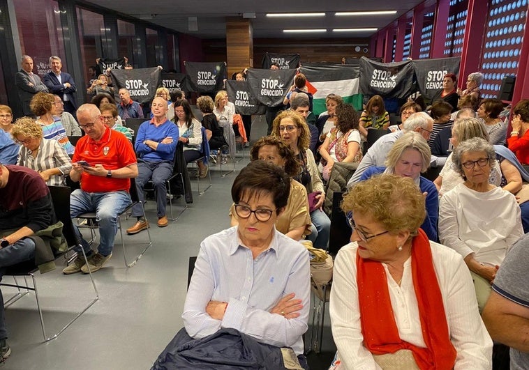 La acampada pro-palestina de Logroño lleva su protesta al 'Hoy por Hoy' en el Centro de la Cultura del Rioja