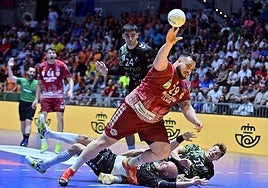 Javi García lanza desde los seis metros durante la semifinal ante el Torrelavega.