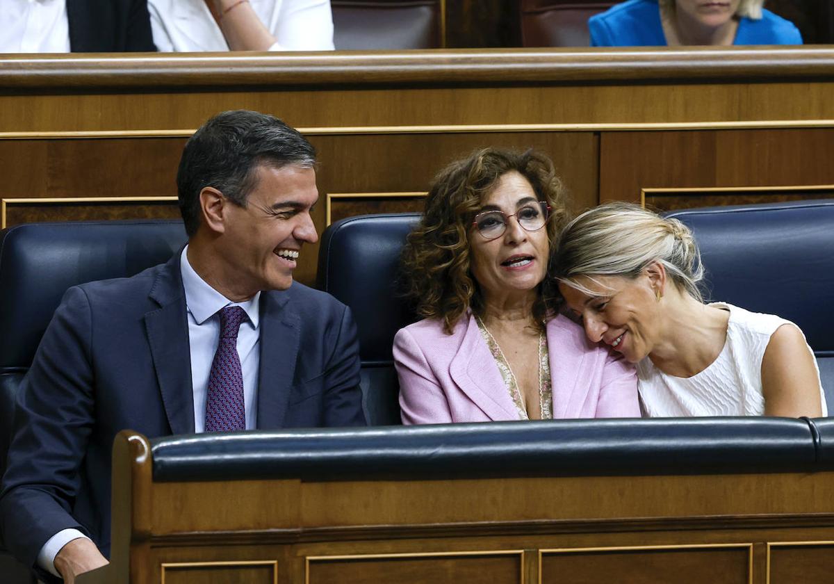 Pedro Sánchez bromea por María Jesús Montero y Yolanda Díaz, en el pleno en el que se aprobó la Ley de Amnistía