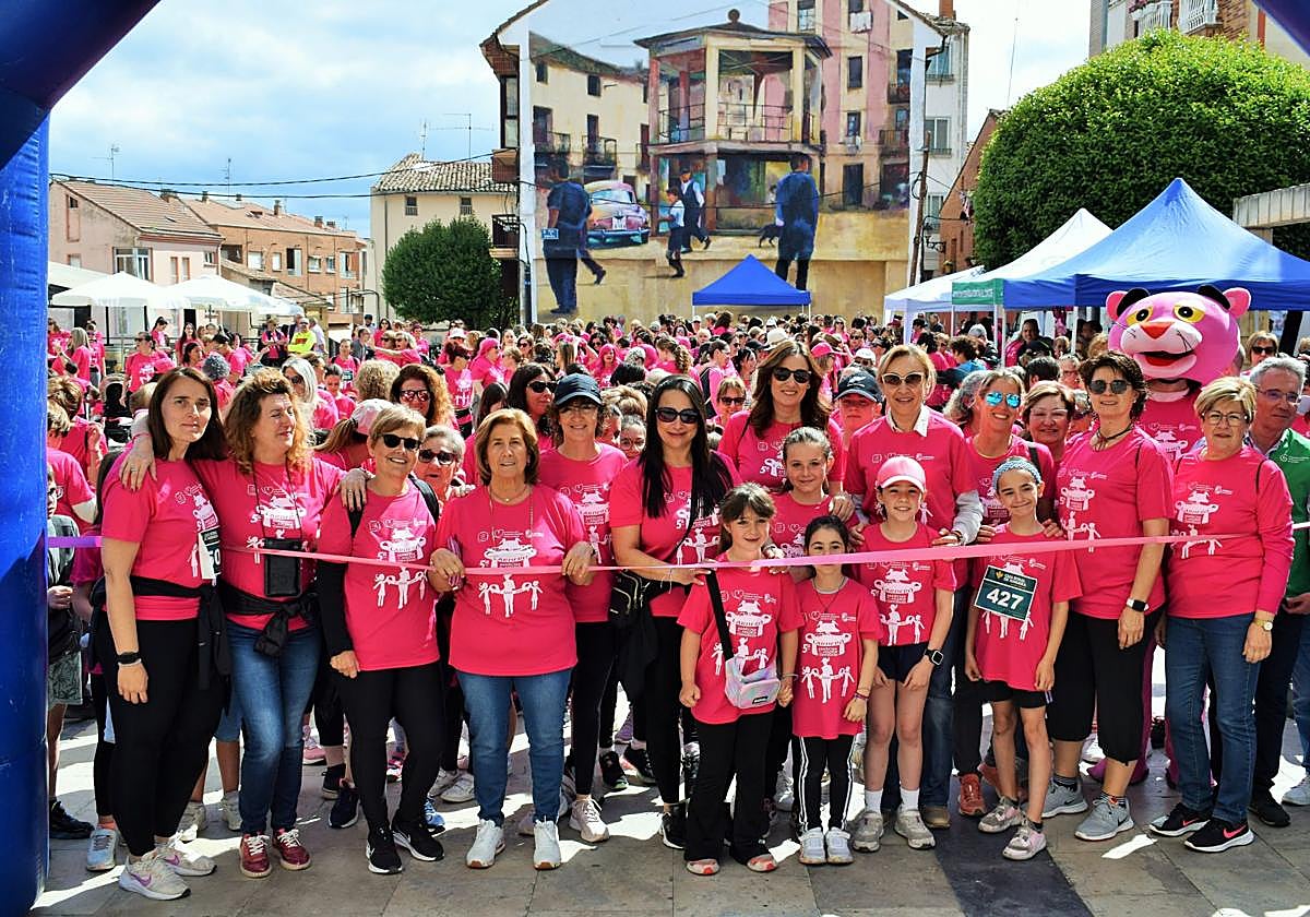 Salida de la V Carrera de la Mujer por la Investigación de Lardero, en la plaza de España.