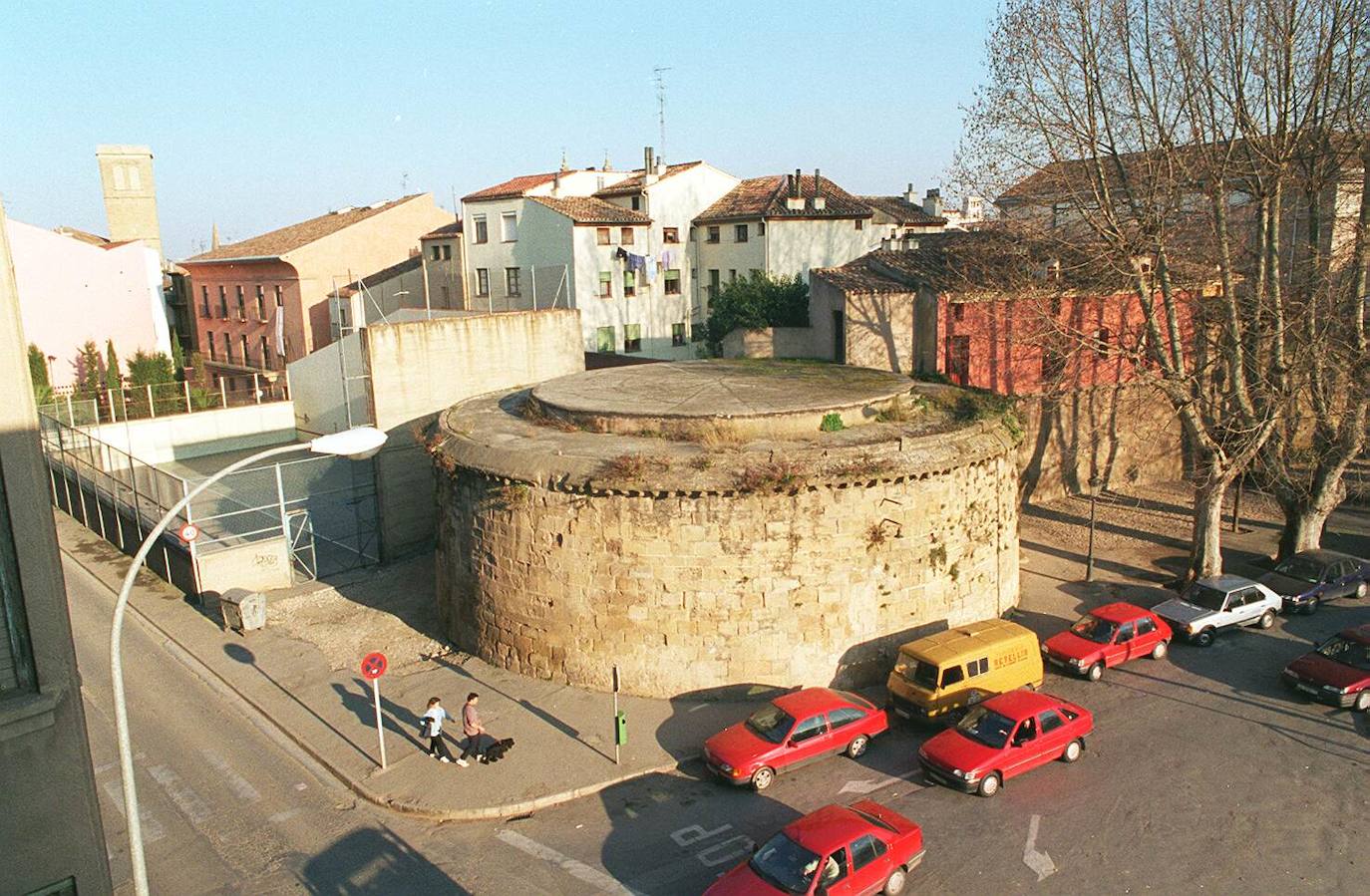 Entorno del Revellín en una fotografía de 1998, con el Cubo por recuperar y el frontón al aire libre aún en uso.