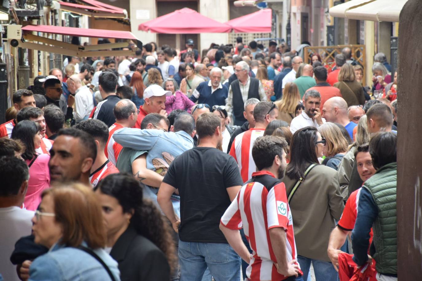 Ambiente blanquirrojo en la Laurel antes del UDL-Marbella