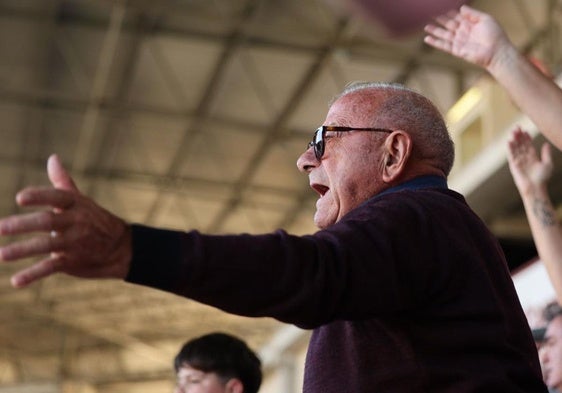 Miguel Ángel Martínez protesta, en un momento del partido de este domingo.