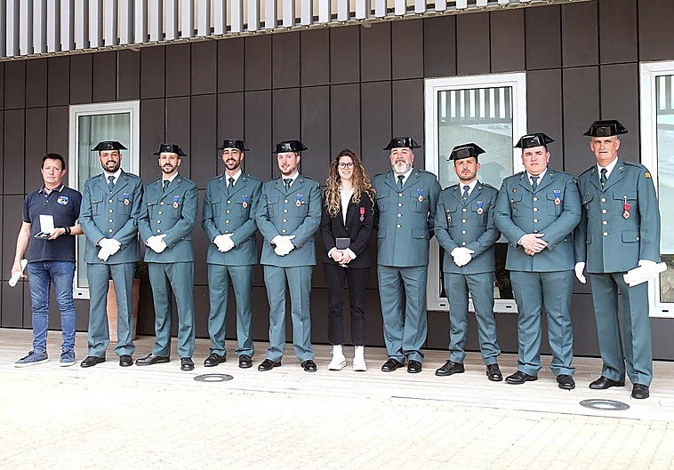 Los galardonados con la Medalla al Mérito de Protección Civil posan en el exterior de la Bodega Institucional de La Grajera.