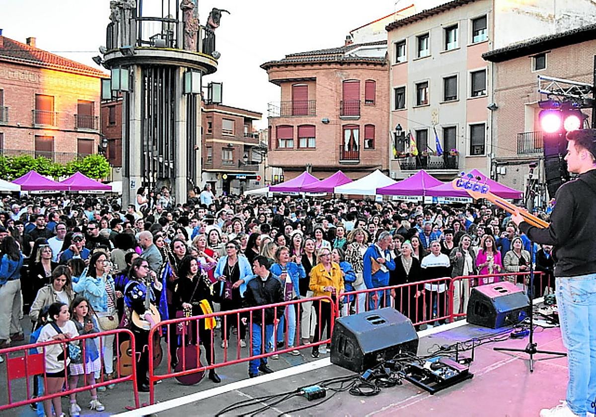 La plaza llena el sábado en el tributo a La Oreja de Van Gogh.