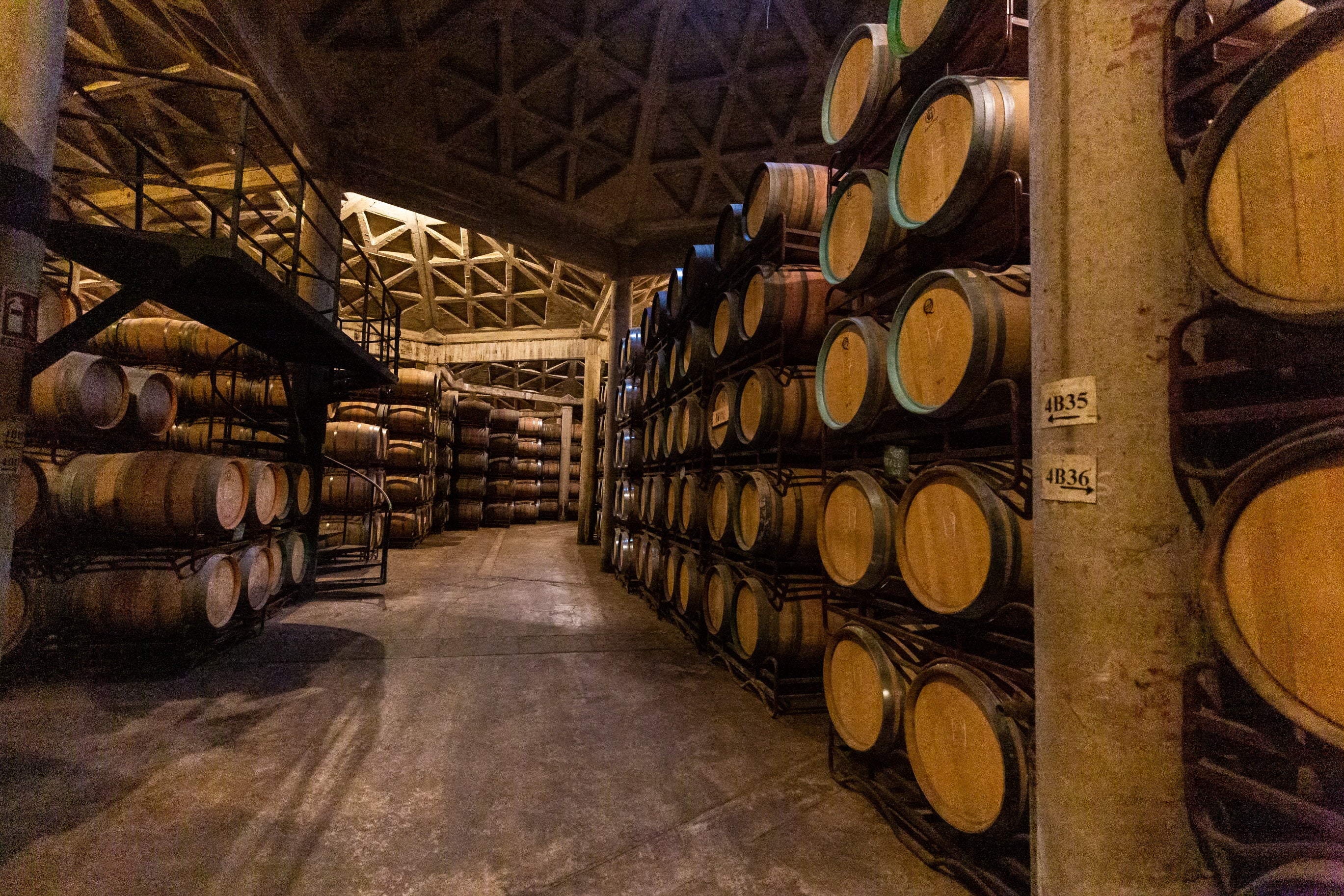 Sala de barricas de una bodega de Rioja