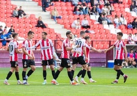 Los jugadores de la SDL celebran un gol.