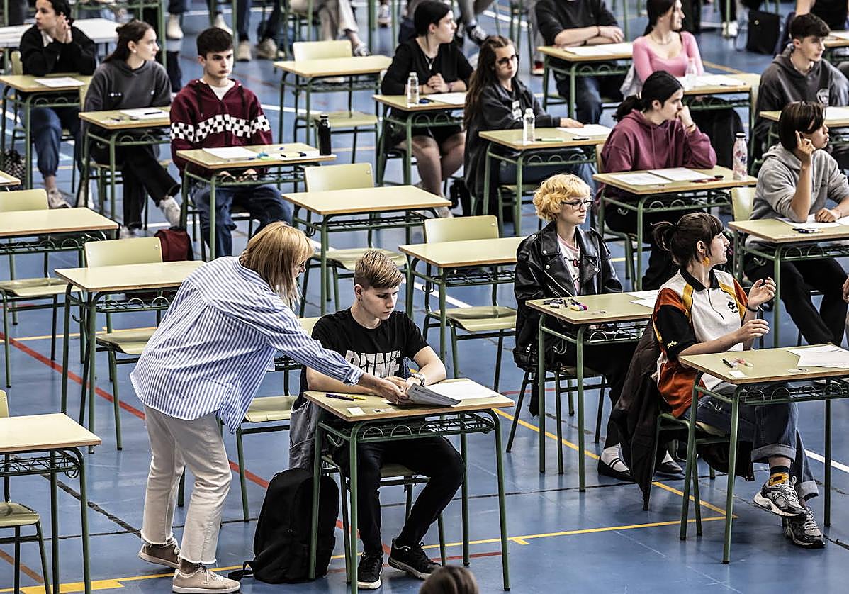 Una profesora responde a las dudas de un alumno durante la EBAU de este año.