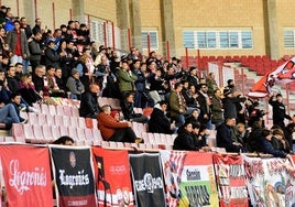 Imagen de la afición de la SD Logroñés en el fondo norte de Las Gaunas.