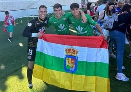 Femín Sobrón, Víctor López y Alejandro Morales, con la bandera de La Rioja, celebran el ascenso del Zamora. lr