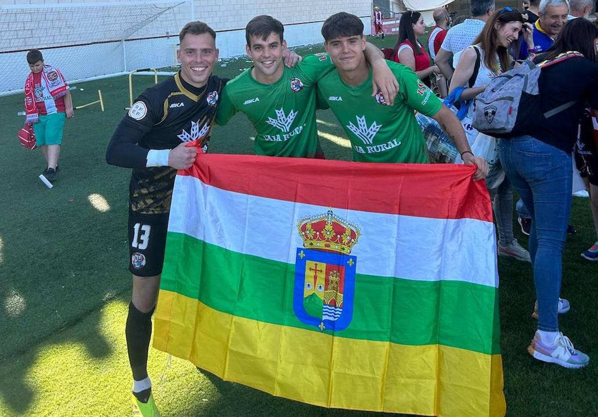 Femín Sobrón, Víctor López y Alejandro Morales, con la bandera de La Rioja, celebran el ascenso del Zamora. lr