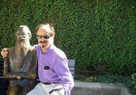 El escritor logroñés Luis Martínez de Mingo, junto al monumento a Valle en Santiago.