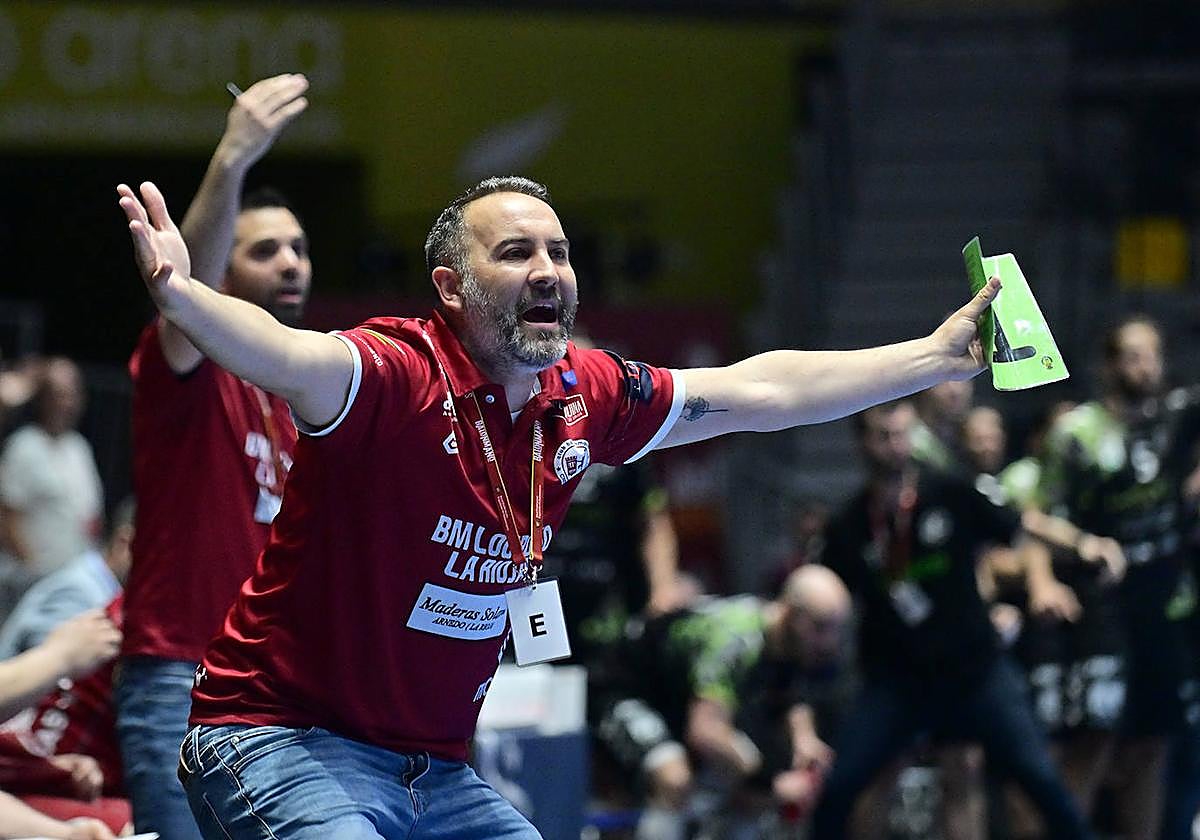 Velasco protesta durante la semifinal ante el Torrelavega.
