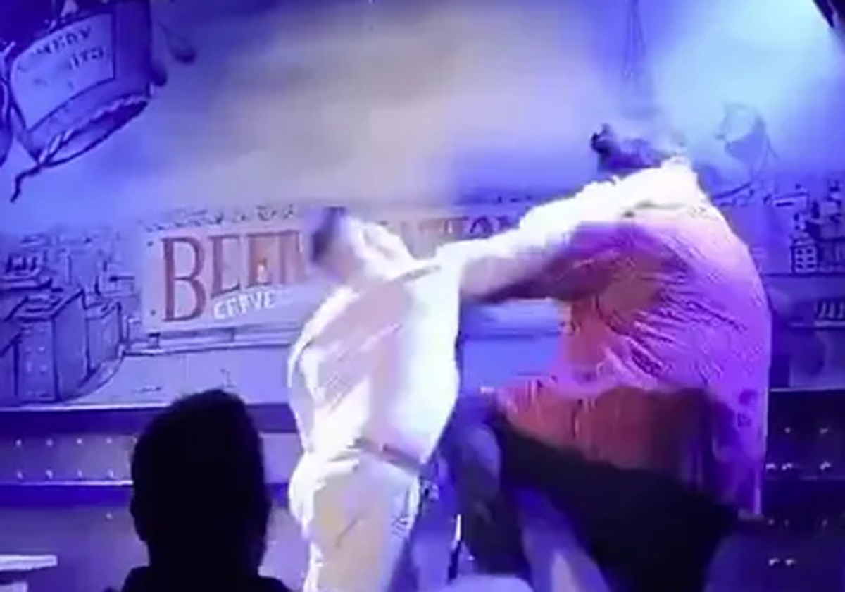 Brutal agresión al cómico Jaime Caravaca en plena actuación
