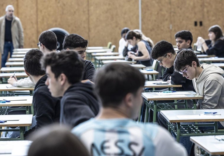 Varios estudiantes se enfrentan a la EBAU.