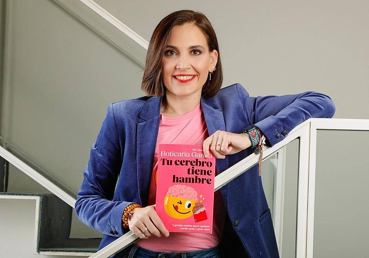 Marián García (Boticaria García) posa con el libro que presenta este viernes el Aula de Cultura de LA RIOJA.